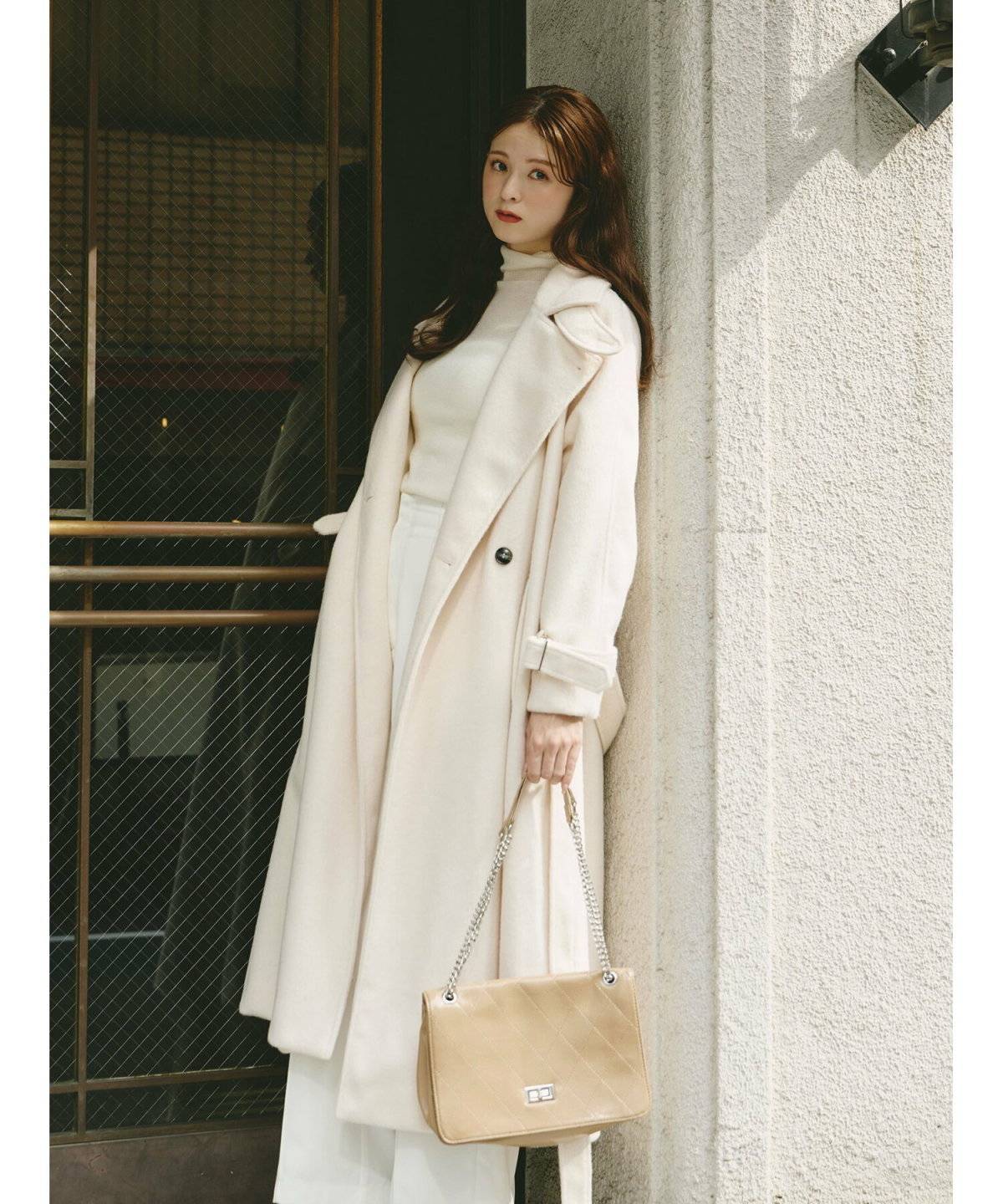 ホワイトラップ付きロングコートコーデ