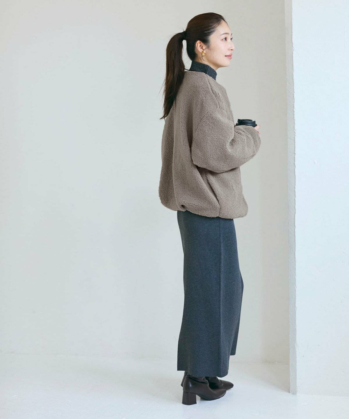 スカートコーデの女性