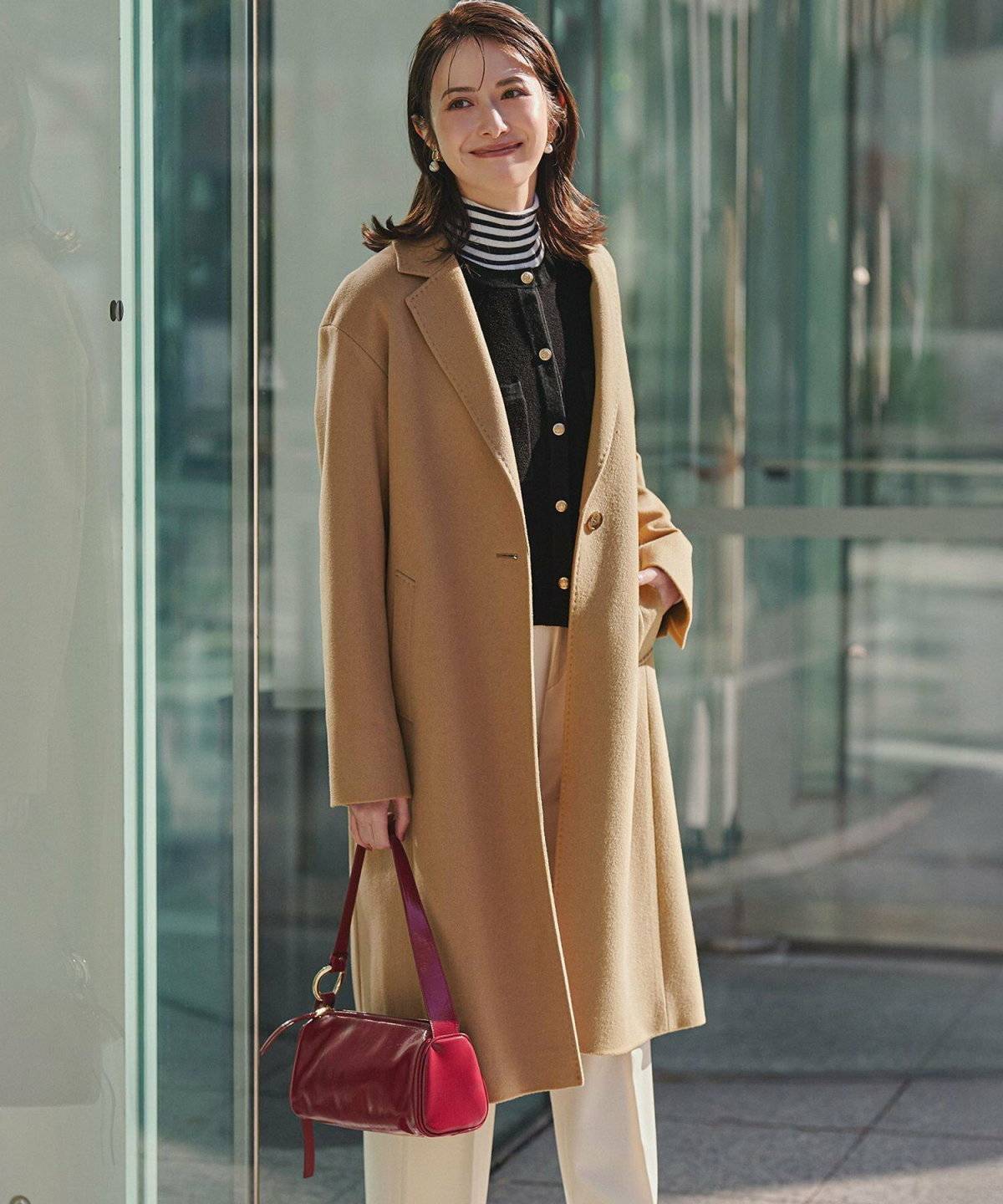 パンツコーデの女性