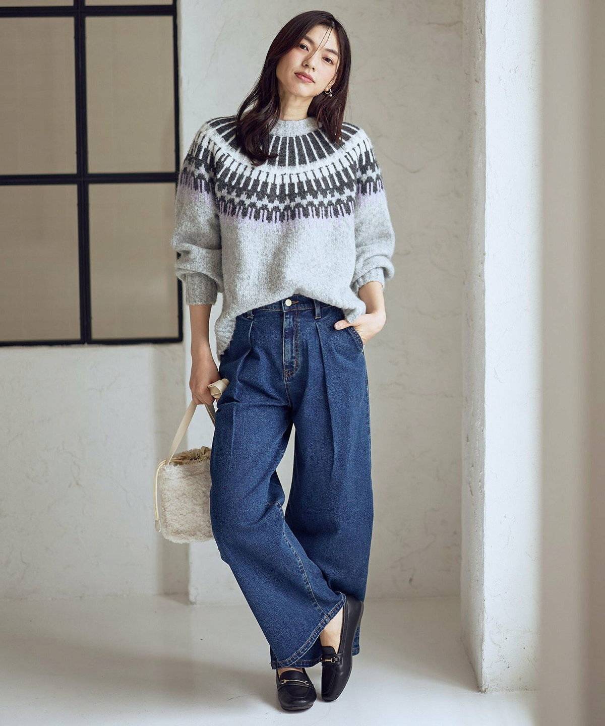 パンツコーデの女性