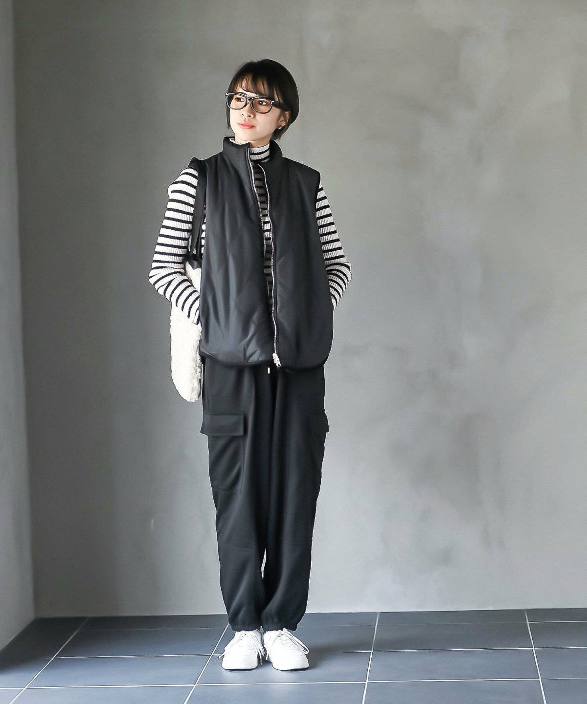 パンツコーデの女性