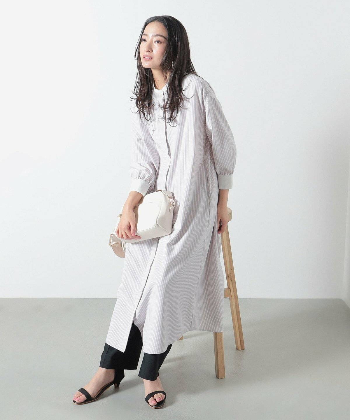 ワンピースコーデの女性