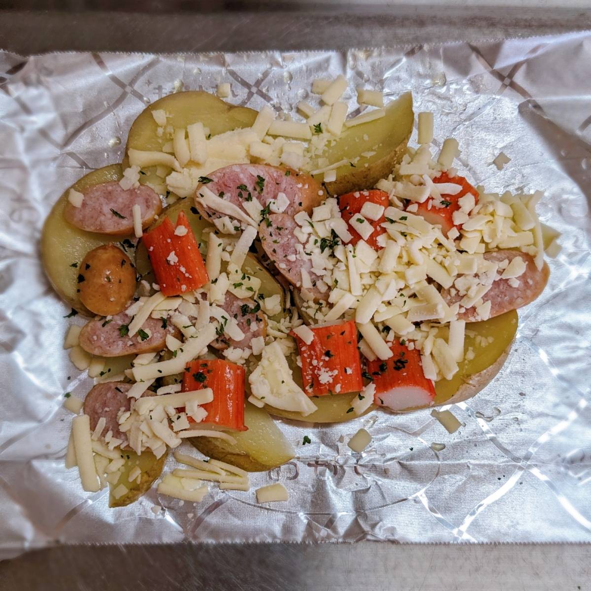 いちまさ公式の「カニかまとポテトのジャーマン風チーズ焼き」のレシピ