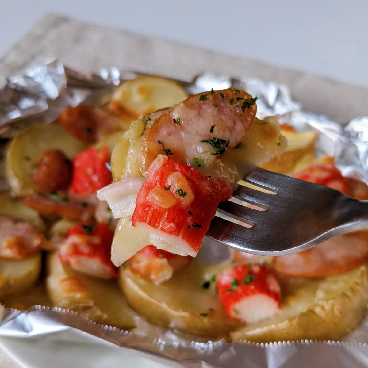 いちまさ公式の「カニかまとポテトのジャーマン風チーズ焼き」のレシピ