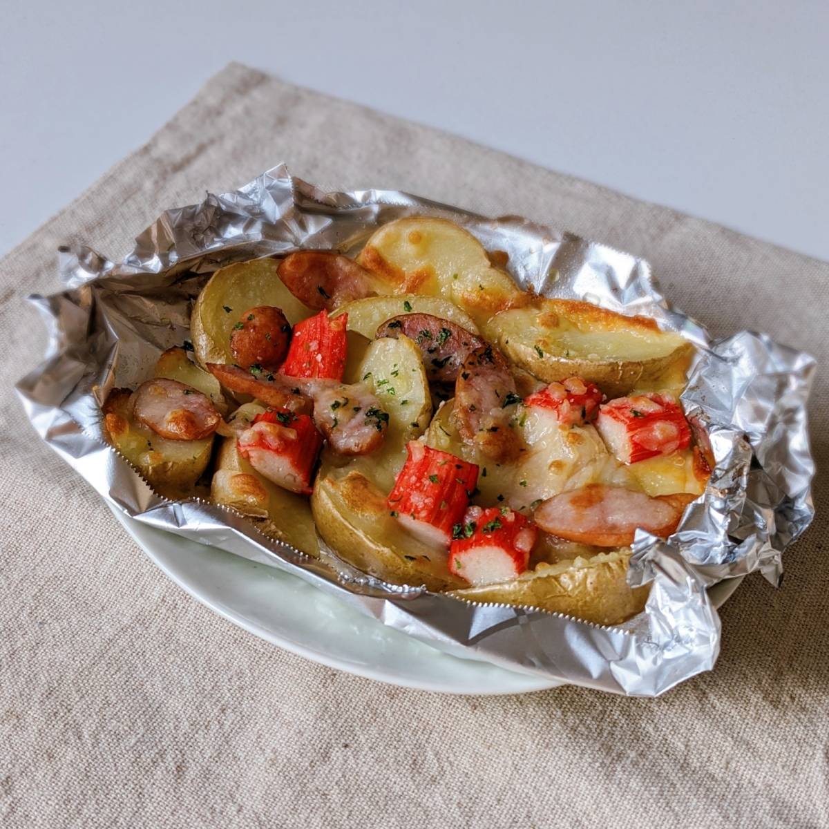 いちまさ公式の「カニかまとポテトのジャーマン風チーズ焼き」のレシピ