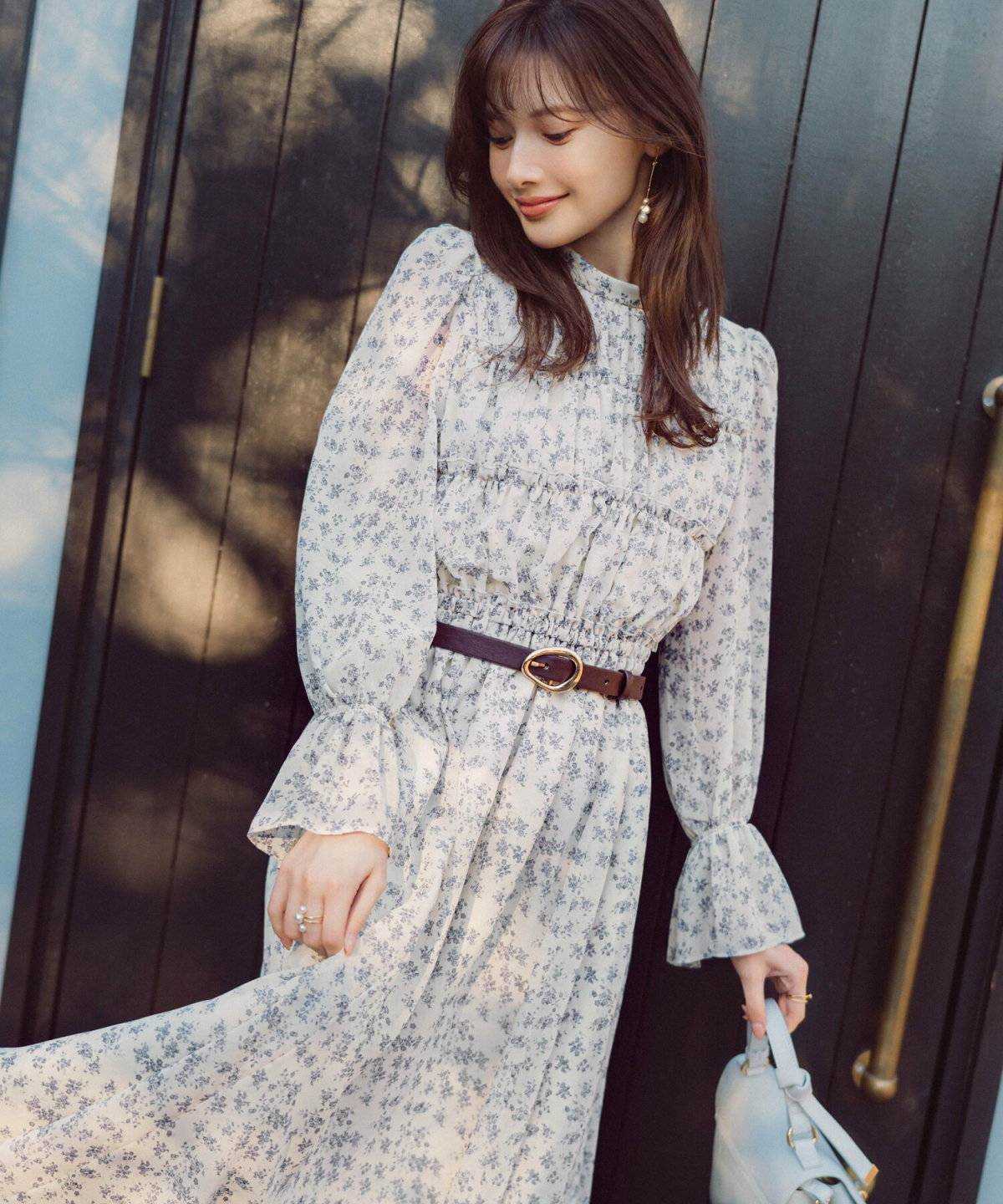 春コーデの女性