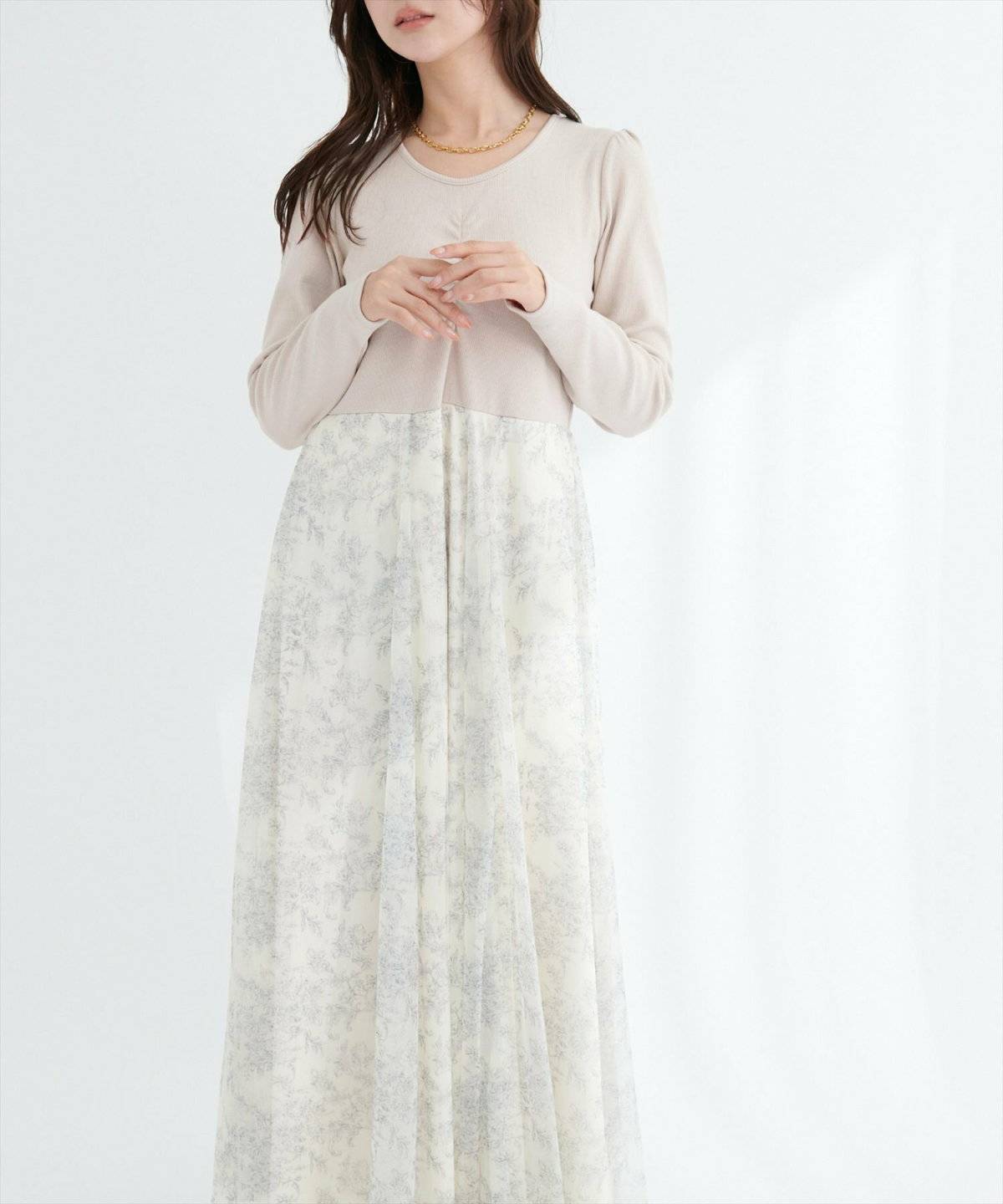 春コーデの女性