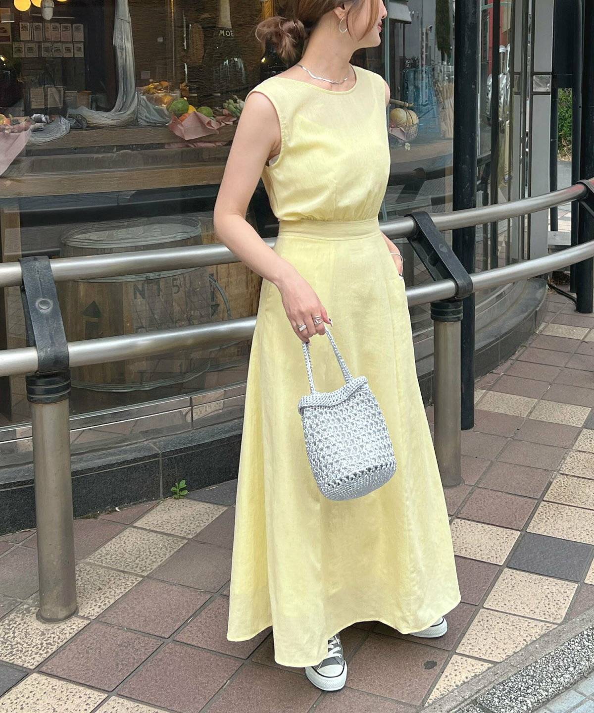 初夏コーデの女性