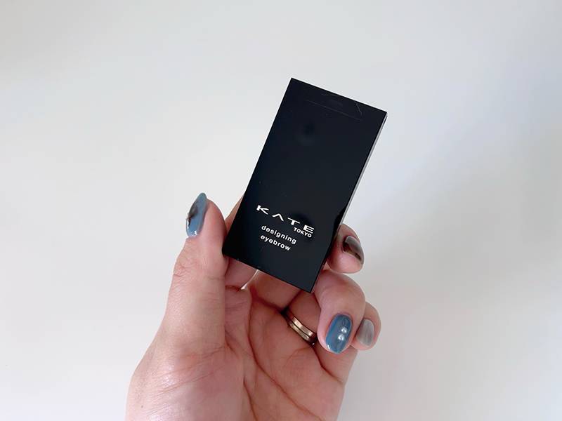 KATEデザイニングアイブロウを手に持った画像