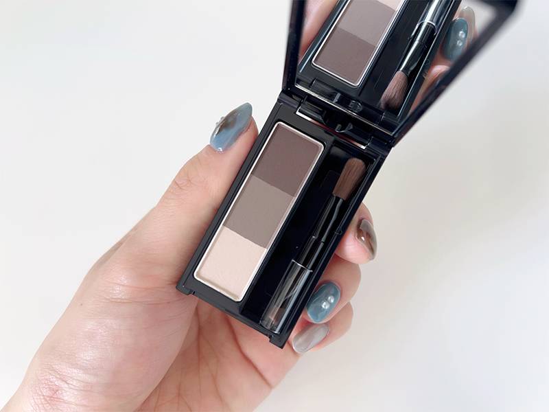 KATEデザイニングアイブロウを手に持った画像