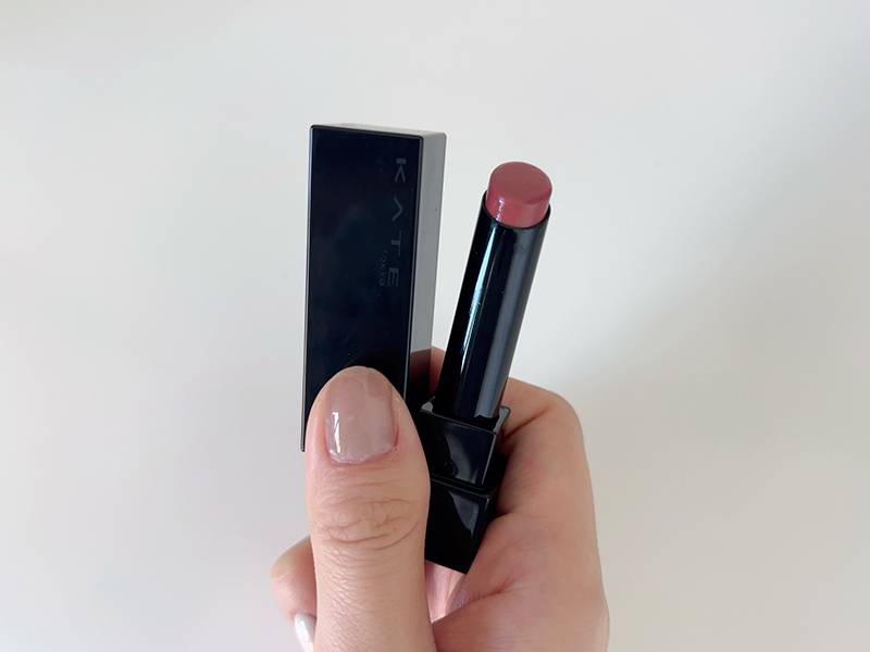 リップモンスター19を手に持った画像