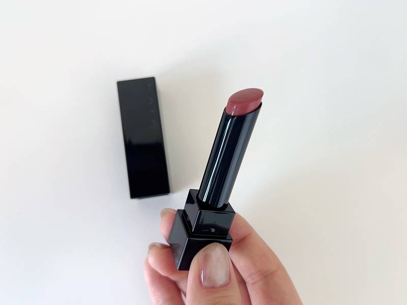 リップモンスターを手に持った画像