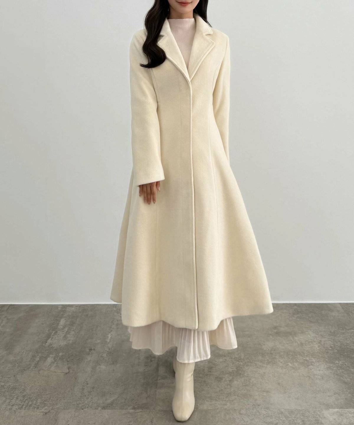 ロングコート×ハイネックニット×サテンプリーツスカート