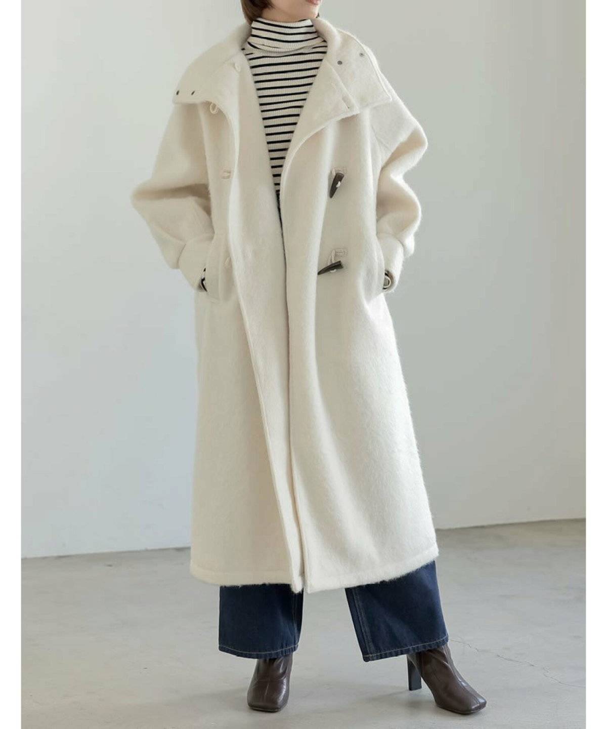 ロングダッフルコート×プルオーバー×デニムパンツ