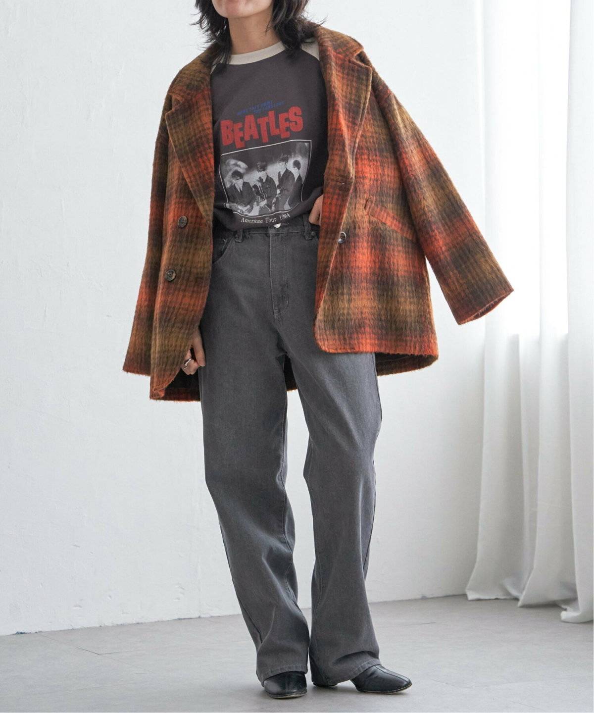 チェック柄ノーカラーコート×パーカー×テーパードパンツ