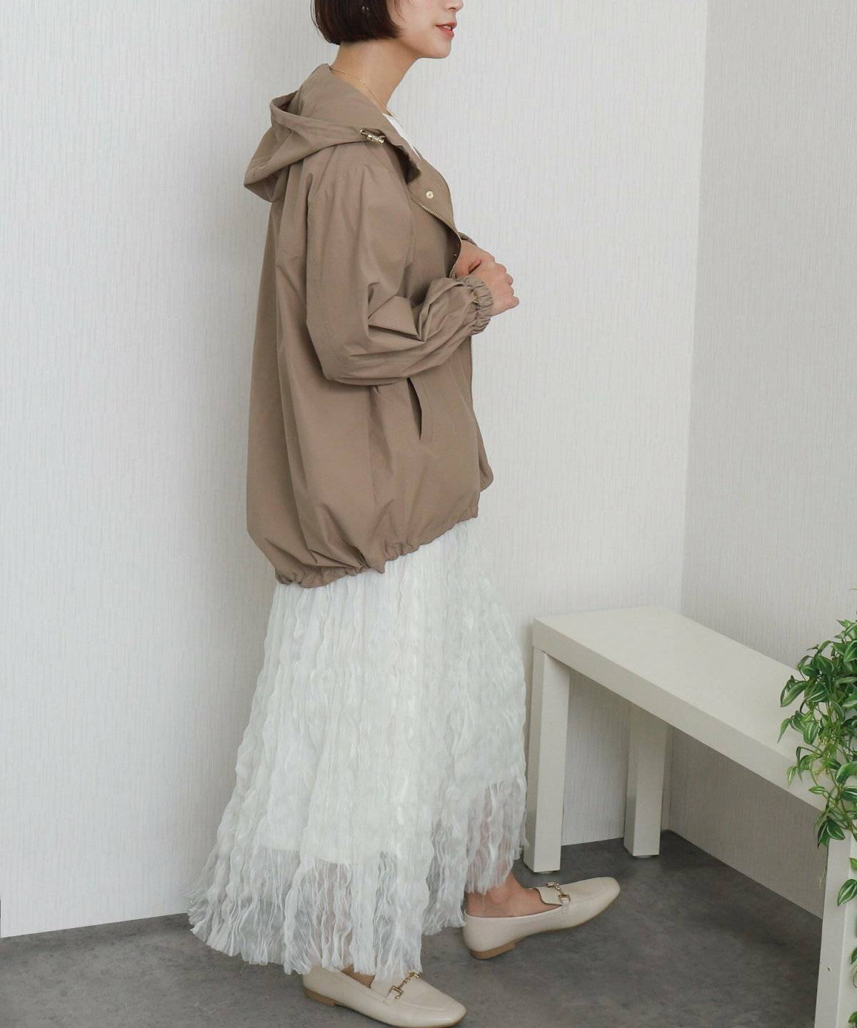 フードブルゾン×リブニットプルオーバー×スカート