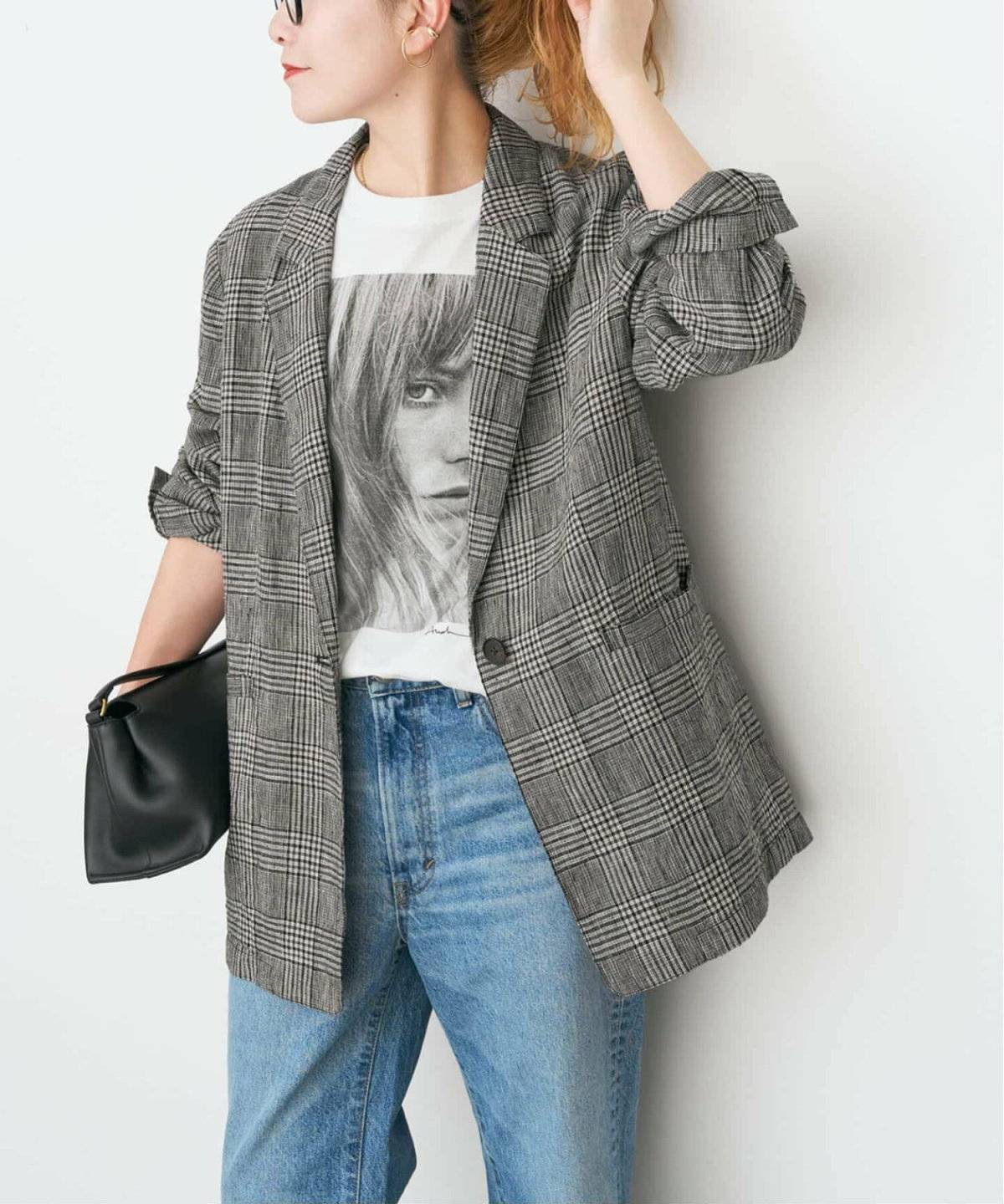 テーラードジャケット×ロングTシャツ×デニムパンツ