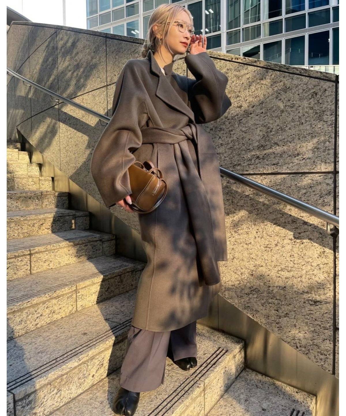 ラップコート×ニットプルオーバー×シガレットパンツ