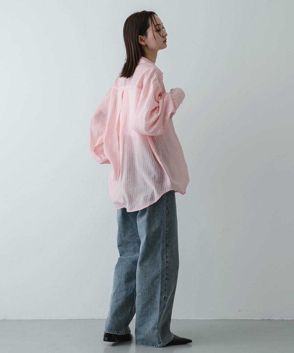 春コーデの女性