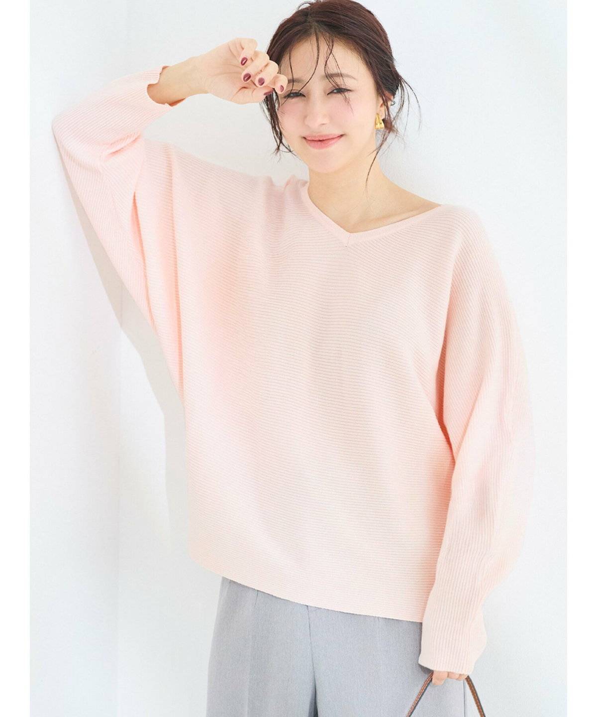 ニットコーデの女性