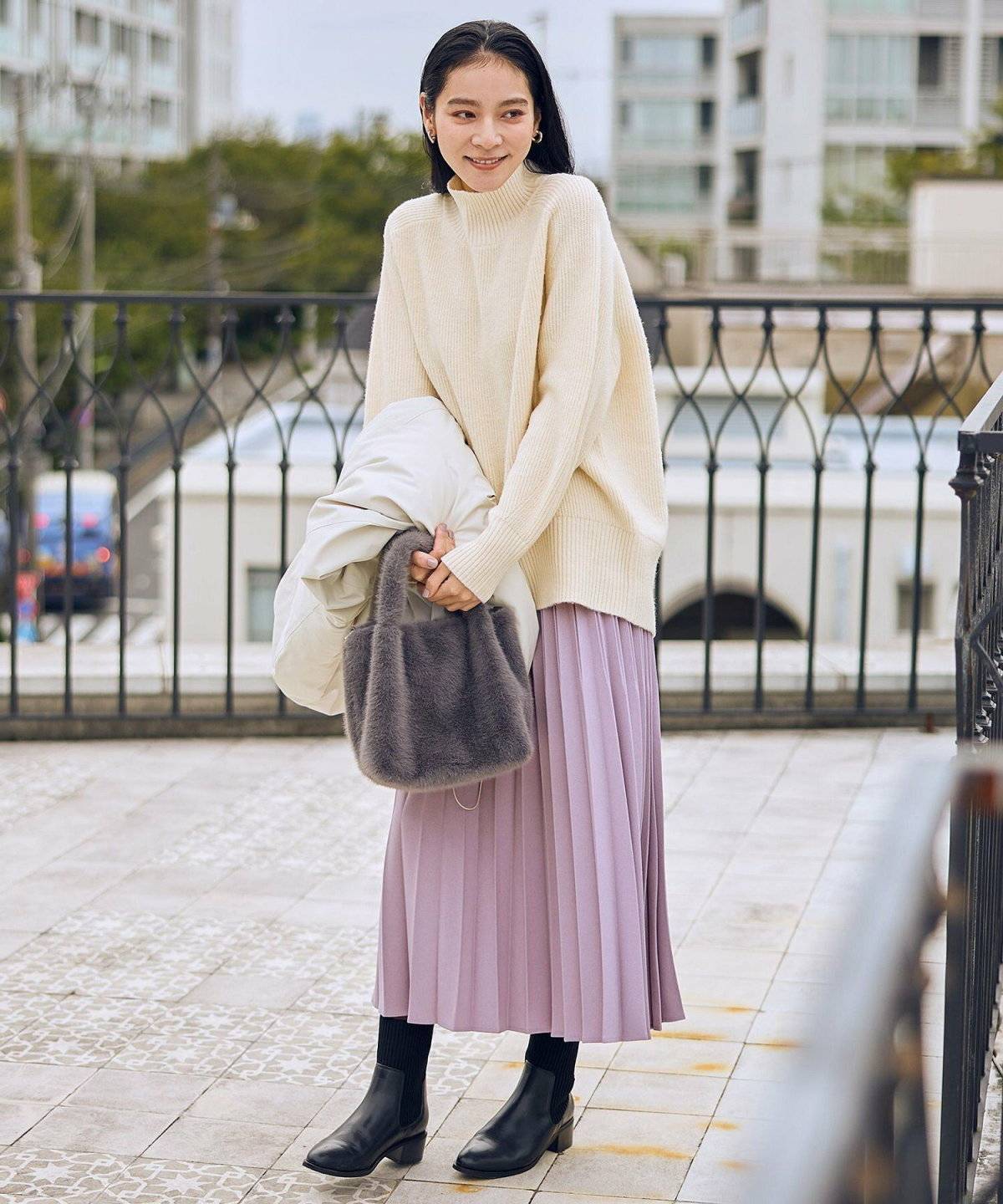 ニットコーデの女性