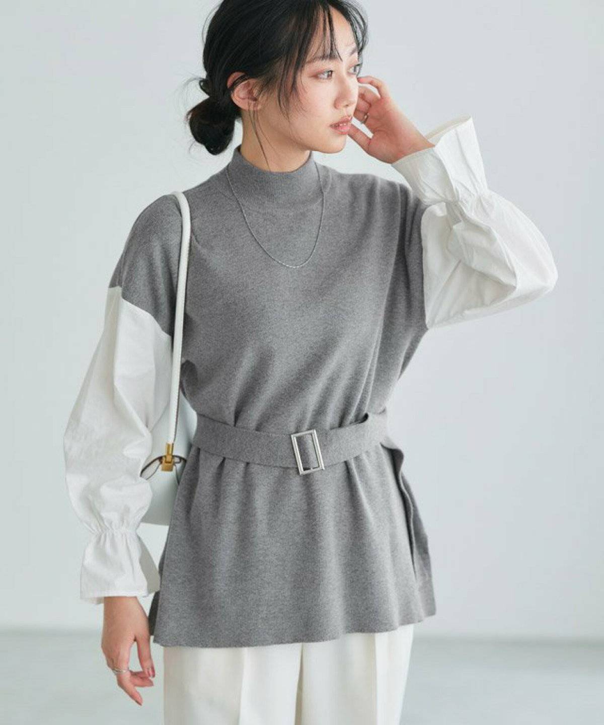 ニットコーデの女性