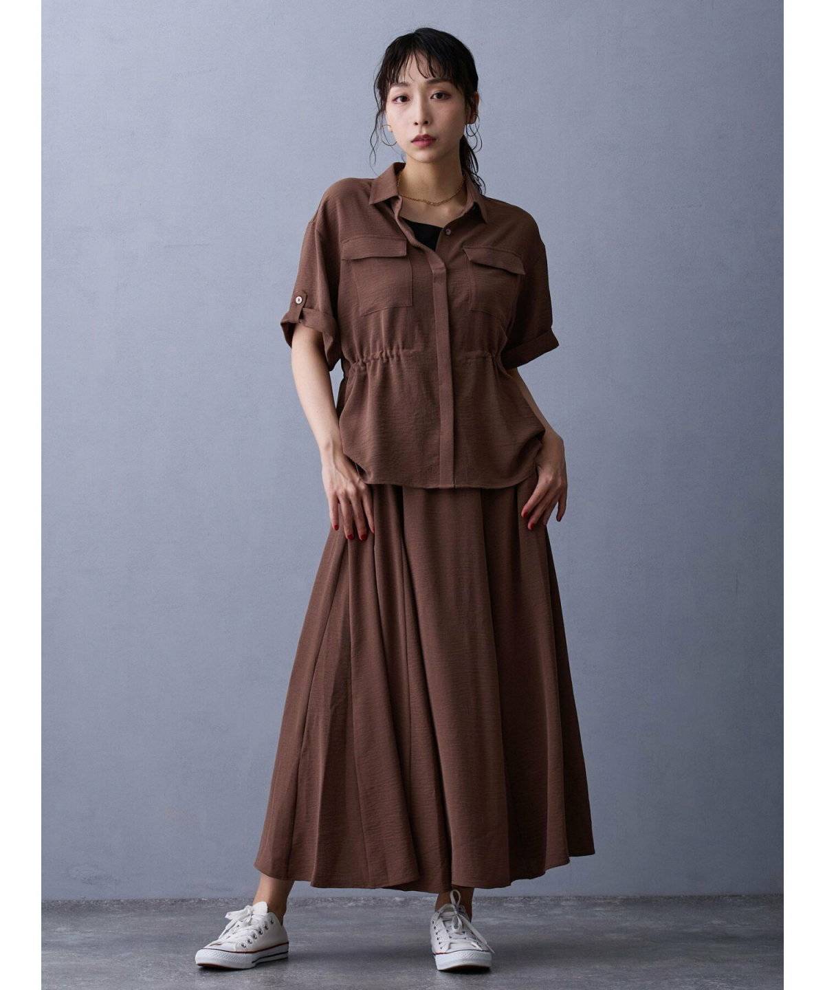 初夏コーデの女性