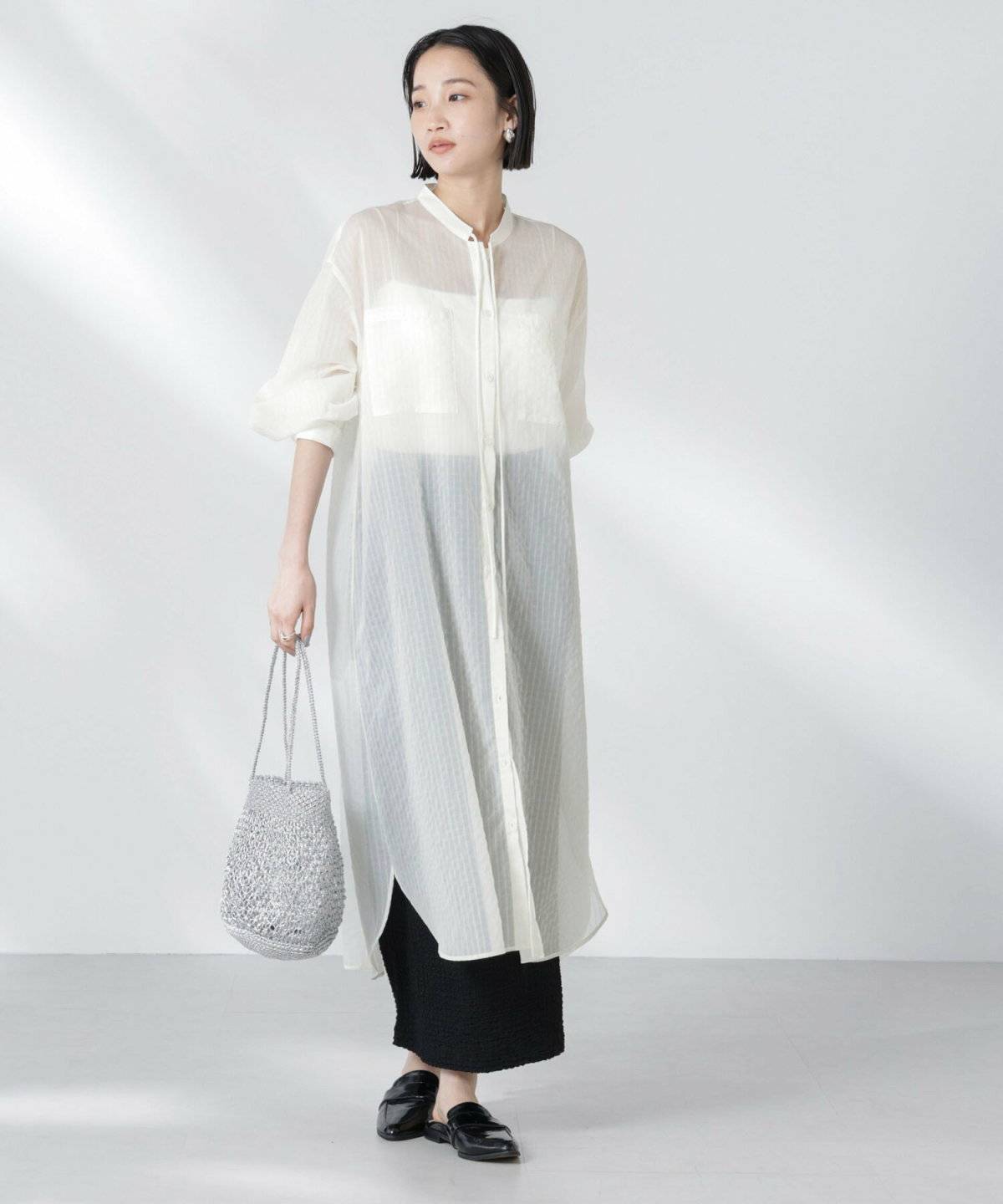 初夏コーデの女性