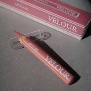 涙袋だけじゃない！マルチに使える「too cool for school」のベロアペンシル