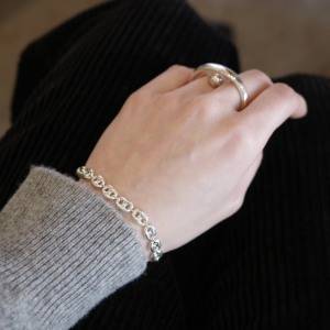 シンプル服の仕上げに。洗練エッジを足す大人のための「マリンチェーンブレスレット」