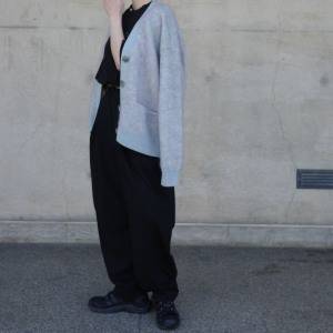 冷え込む日にも頼れる一枚。軽やか「モヘアカーディガン」で旬バランスに