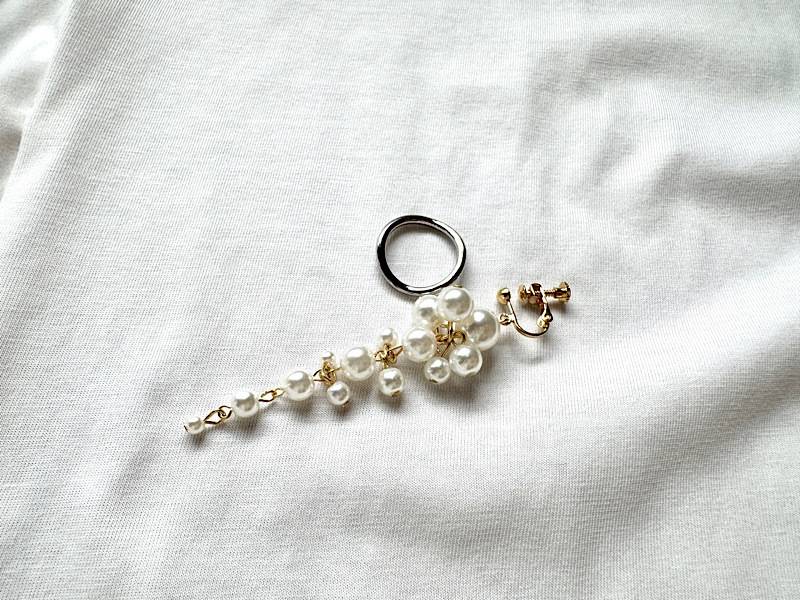 パールロングイヤリングとリングの大きさ比較写真