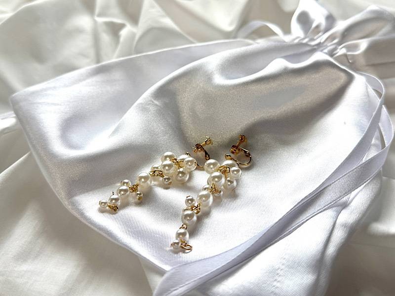 パールロングイヤリングの置き画像