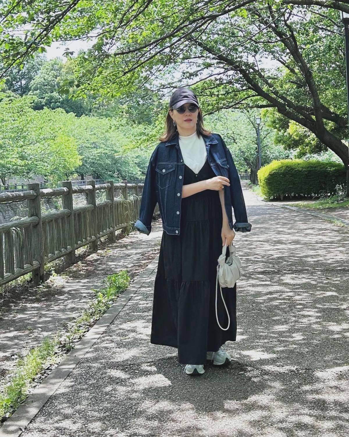 モノトーンコーデの上に羽織る!