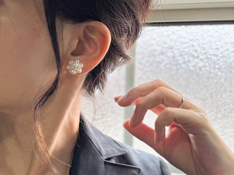 3COINSキラキラパールイヤリングをつけた女性の写真