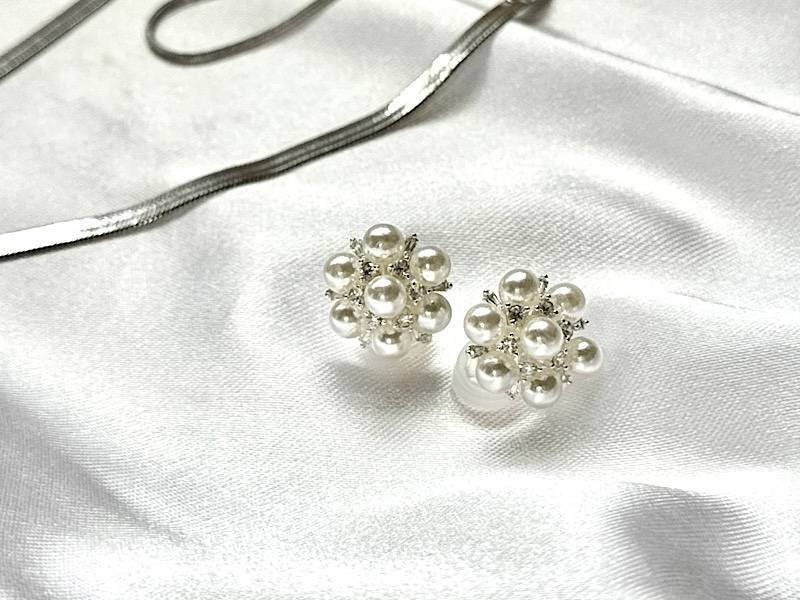 3COINSキラキラパールイヤリングの置き画像