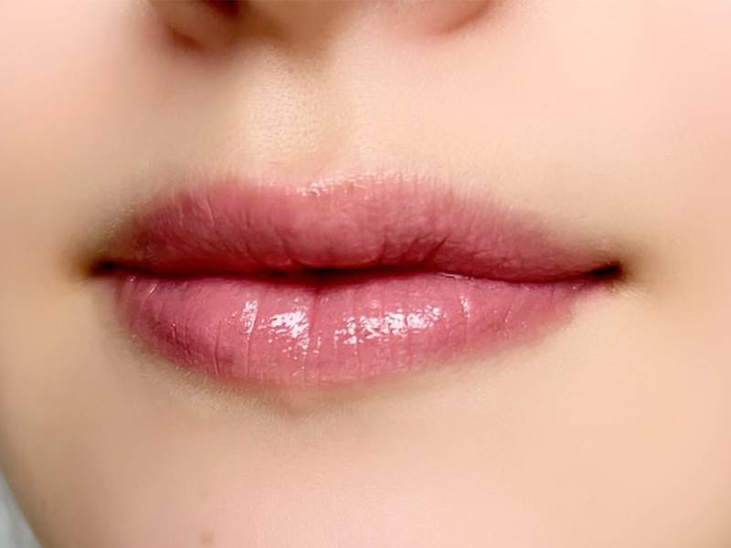 バウンドレスヌードを唇に塗ったイメージ