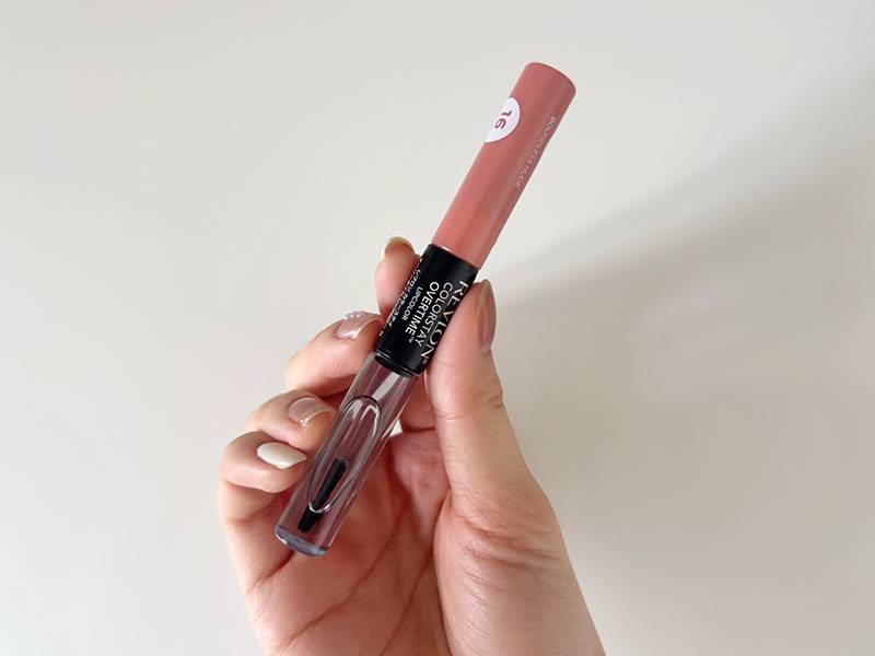 レブロンリップを手に持ったイメージ