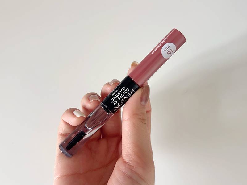 レブロンリップを手に持つイメージ