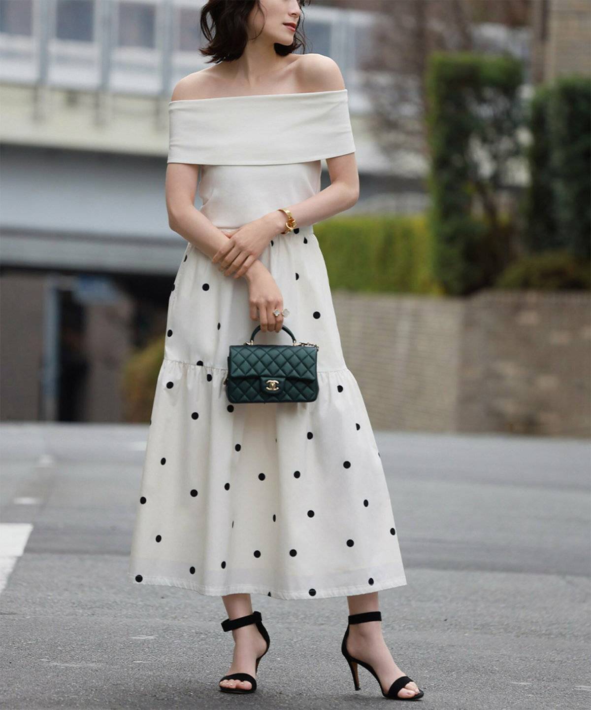 ドット柄のスカートを履いた女性