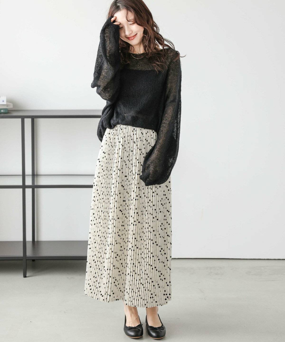 ドット柄のスカートを履いた女性