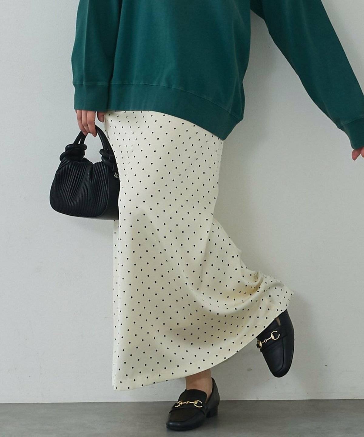 ドット柄のスカートを履いた女性