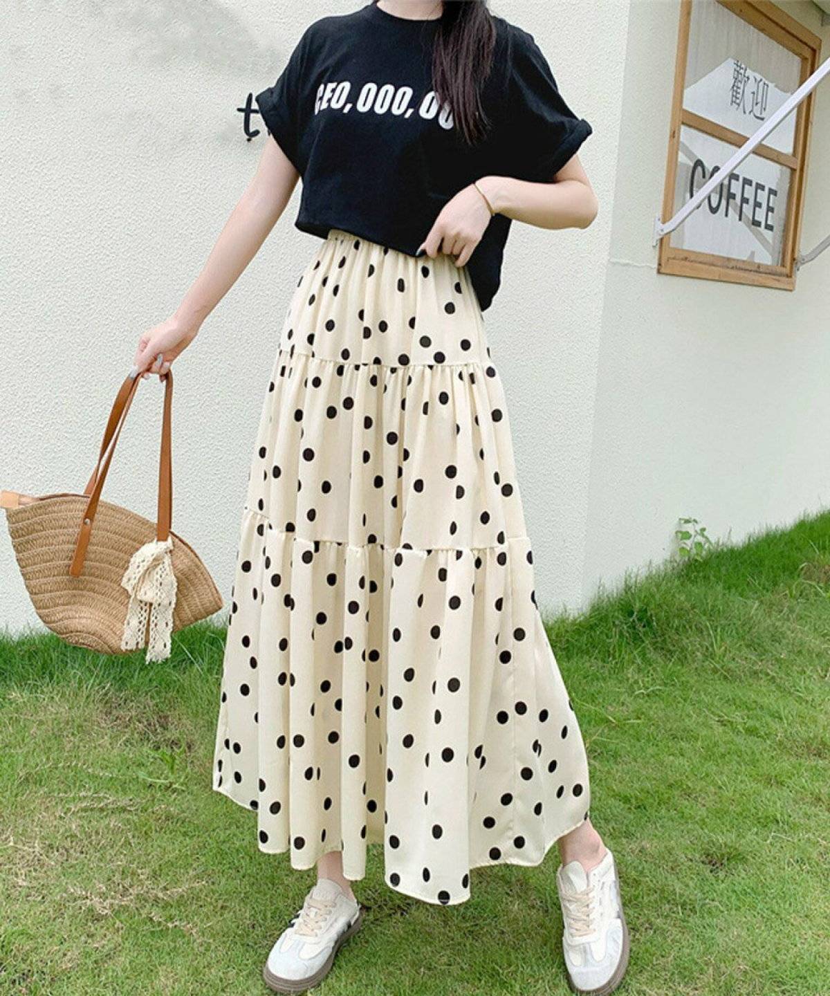 ドット柄のスカートを履いた女性