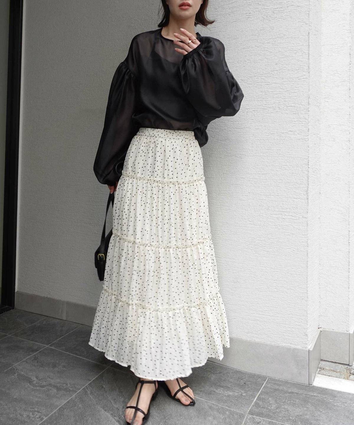 ドット柄のスカートを履いた女性