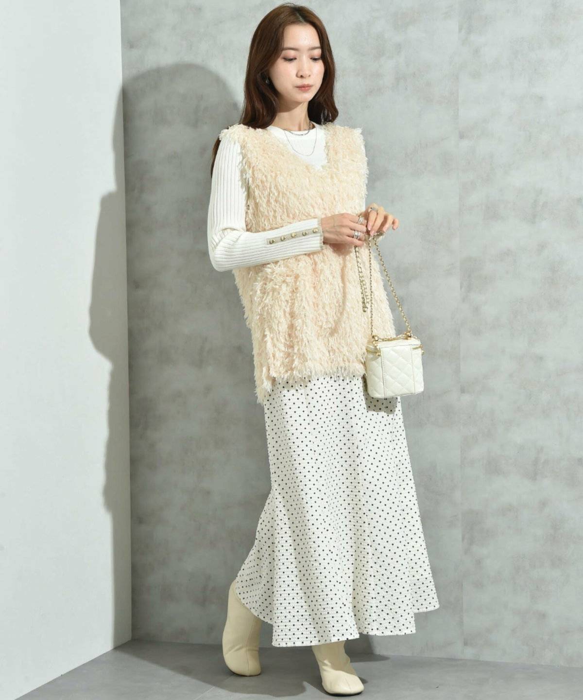 ドット柄のスカートを履いた女性