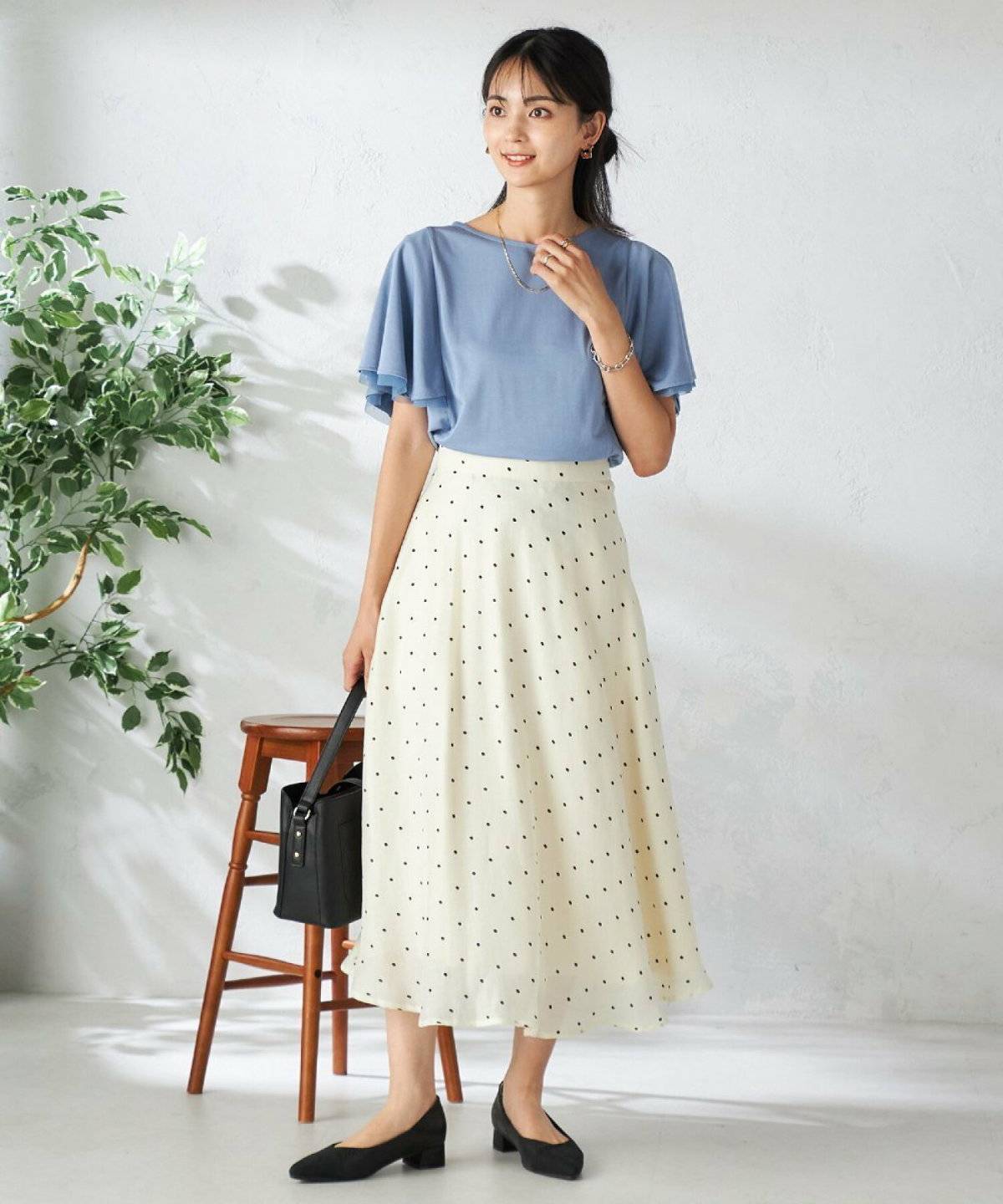 ドット柄のスカートを履いた女性