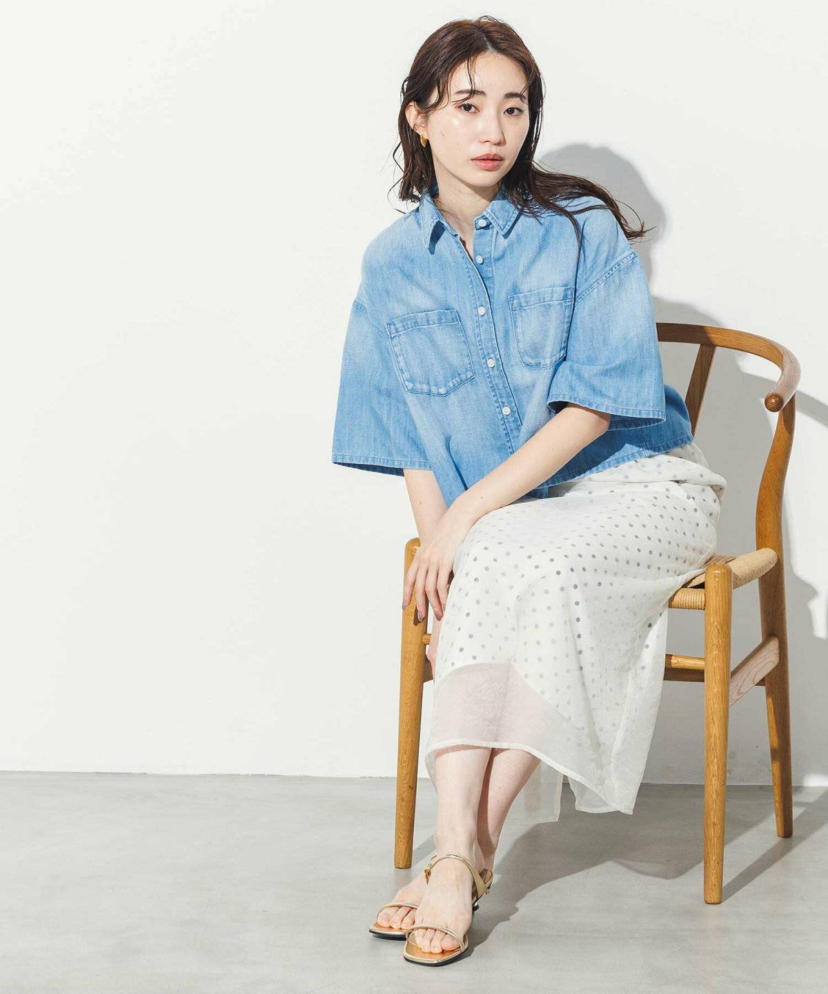 ドット柄のスカートを履いた女性