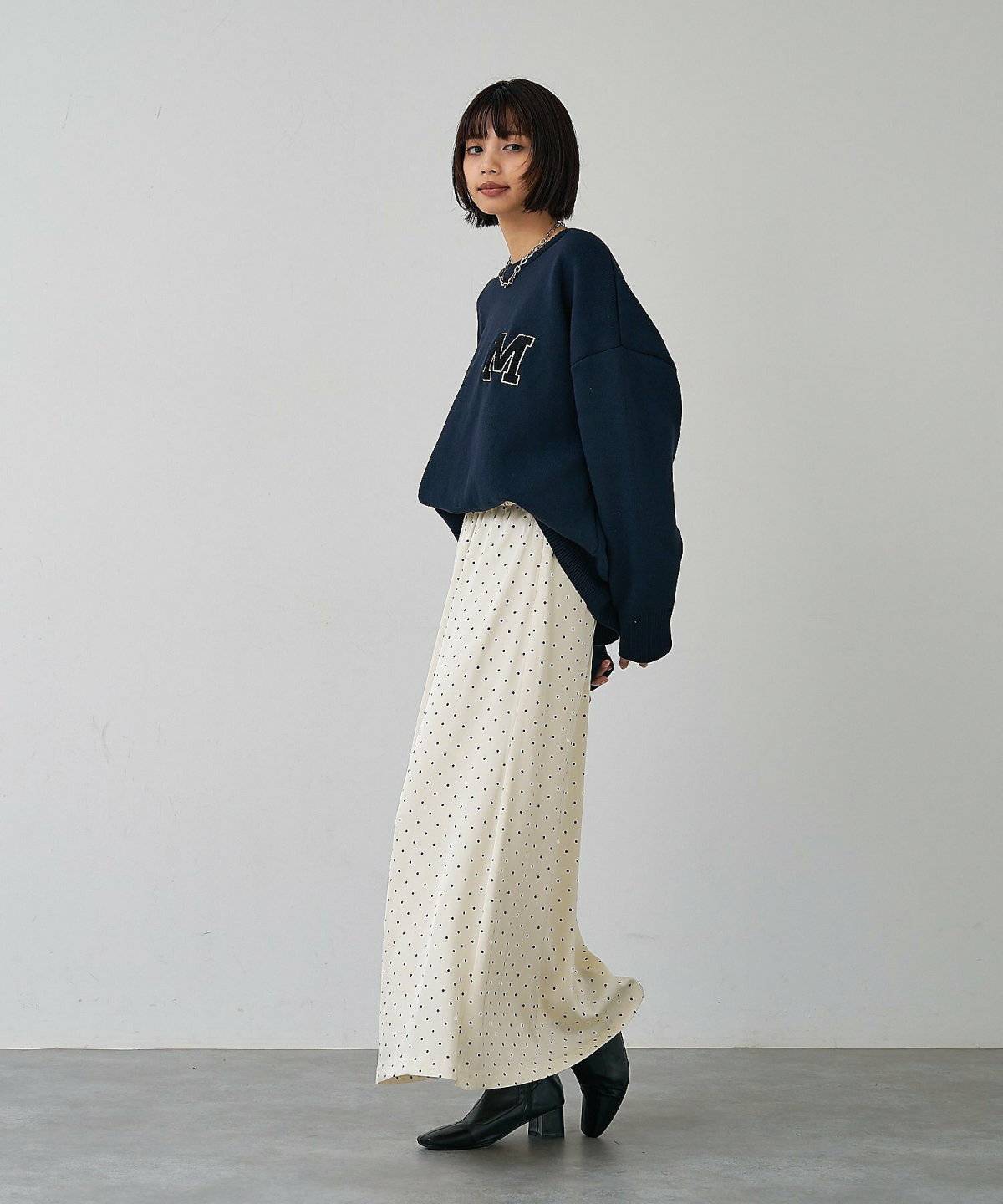 ドット柄のスカートを履いた女性