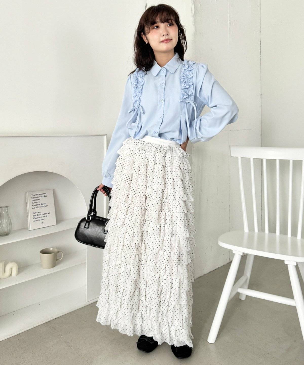 ドット柄のスカートを履いた女性