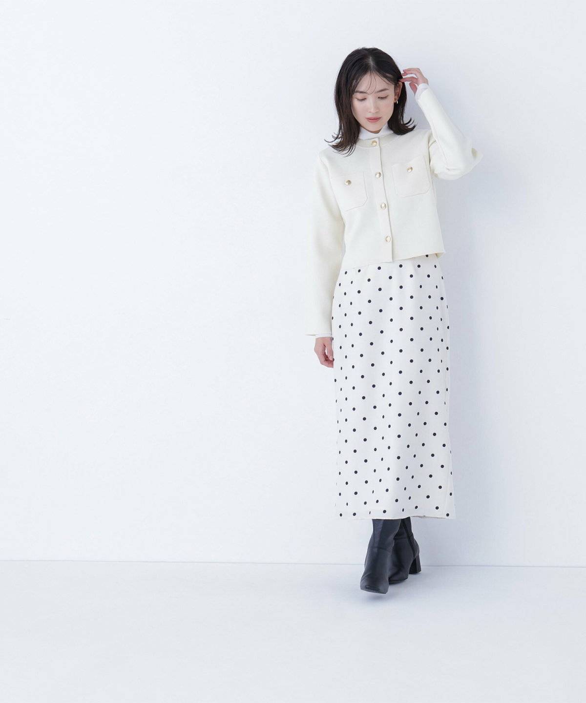 ドット柄のスカートを履いた女性